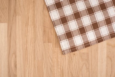 Boş tahta kesme tahtası ve bez peçete