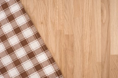 ahşap masa üzerinde kareli masa örtüsü