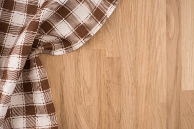 ahşap masa üzerinde kareli masa örtüsü