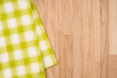Ahşap zemin üzerine yeşil ve beyaz mutfak Tekstil doku