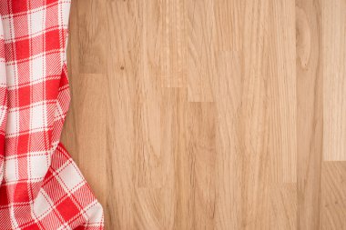 ahşap masa üzerinde kareli masa örtüsü