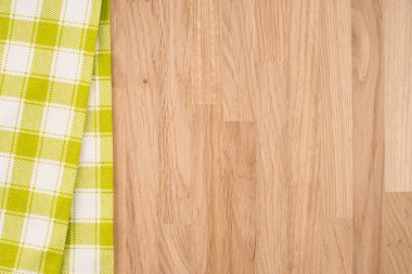 Ahşap zemin üzerine yeşil ve beyaz mutfak Tekstil doku
