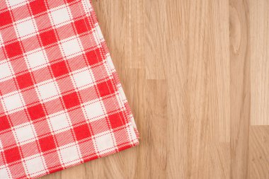 ahşap masa üzerinde kareli masa örtüsü