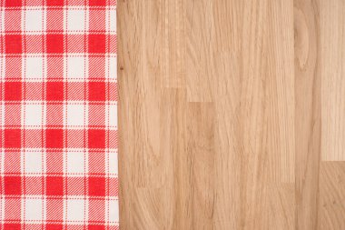 ahşap masa üzerinde kareli masa örtüsü