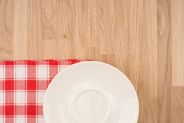 Placa vazia na mesa de madeira com toalha de mesa — Fotografia de Stock
