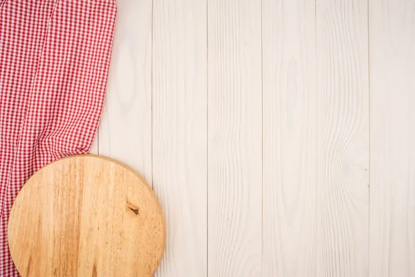 Пустая деревянная доска для резки и красная салфетка — стоковое фото