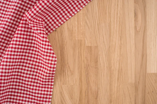 El mantel a cuadros en la mesa de madera — Foto de Stock