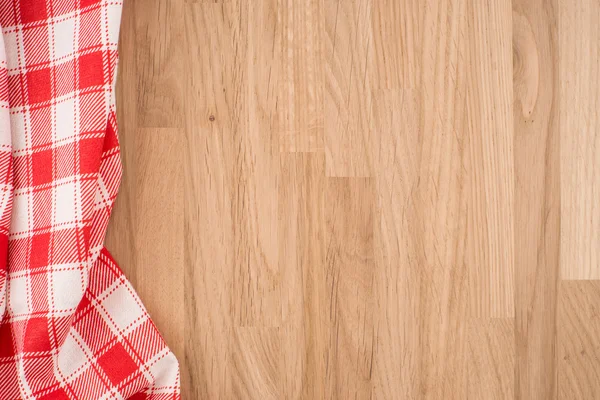 ahşap masa üzerinde kareli masa örtüsü