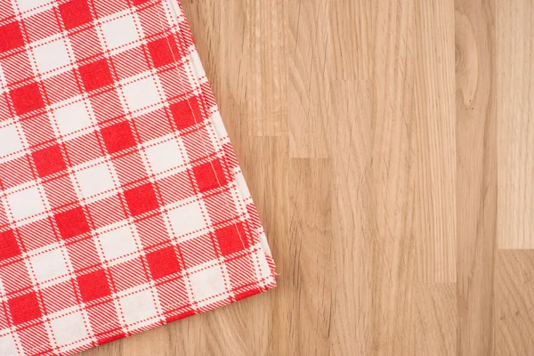 ahşap masa üzerinde kareli masa örtüsü