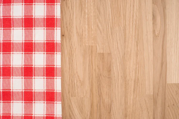 ahşap masa üzerinde kareli masa örtüsü