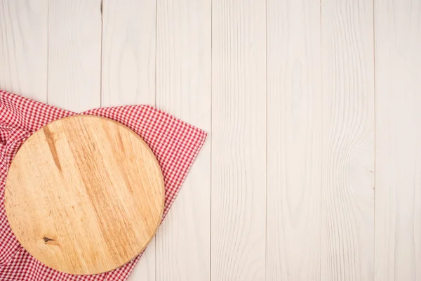 Empty wooden cutting board and cloth red napkin — Stock Photo, Image