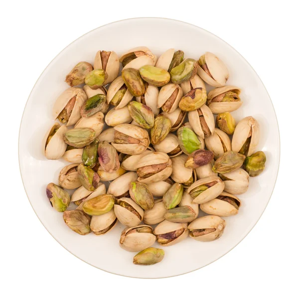 Beyaz arka plan üzerinde izole plaka, kavrulmuş fıstık fındık.