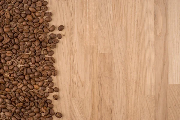 Kaffeebohnen auf Holz Hintergrund Stockfoto