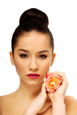 pembe Gül ile güzel bir kadın.