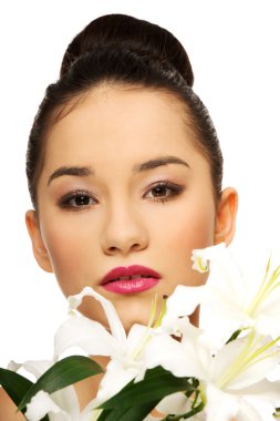 Güzellik yüz çiçek ile bir kadının.