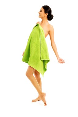 mutlu bir kadın havlu sarma