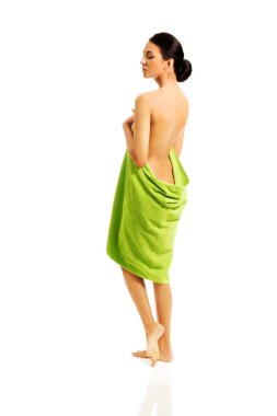 havlu sarılı kadın