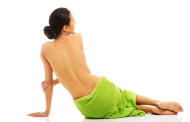 Havluya sarılmış bir kadın