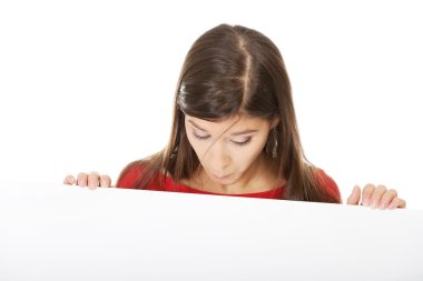 Mutlu bir kadın tutarak boş afiş.