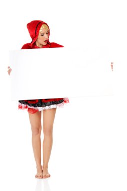 Kadın biraz kırmızı başlıklı olarak.