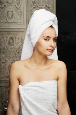 doğal güzel kadın banyoda.