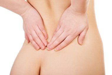 Kadına arkadan sırt ağrısı.