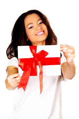 hediye kutusu ile çekici bir kadın.