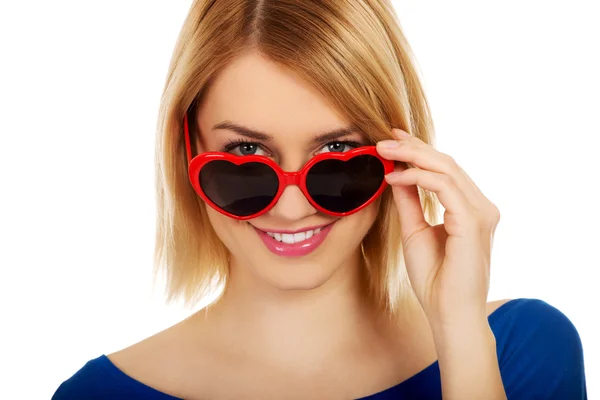 Casual woman in sunglasses. — Stock Photo, Image