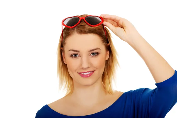 Casual vrouw in zonnebril. — Stockfoto