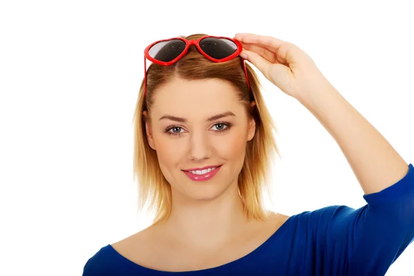 Mulher casual em óculos de sol . — Fotografia de Stock