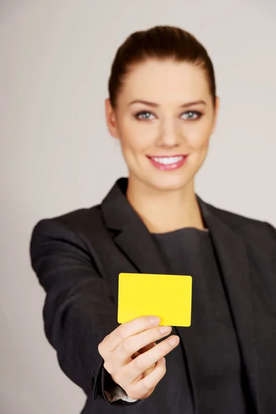 İş kadını elinde boş bir kart tutuyor. — Stok fotoğraf