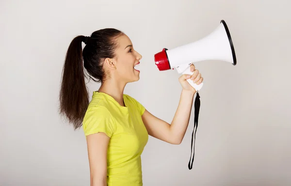 Aantrekkelijke vrouw met megafoon. — Stockfoto