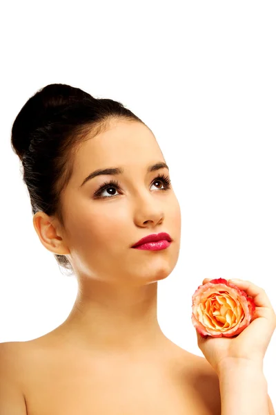 Krásná žena s růžové růže. — Stock fotografie