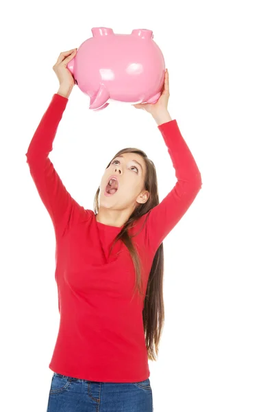 Glad ung kvinna med piggybank. — Stockfoto