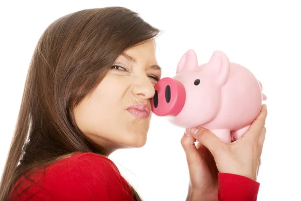 Glad ung kvinna med piggybank. — Stockfoto