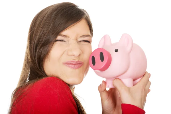 Glad ung kvinna med piggybank. — Stockfoto