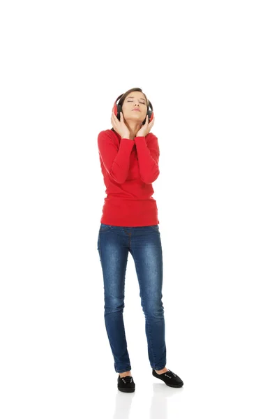 Mujer con auriculares escuchando música. —  Fotos de Stock