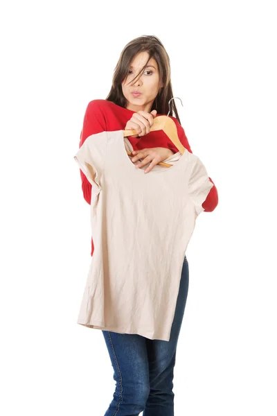 Mujer feliz con una camisa nueva . —  Fotos de Stock