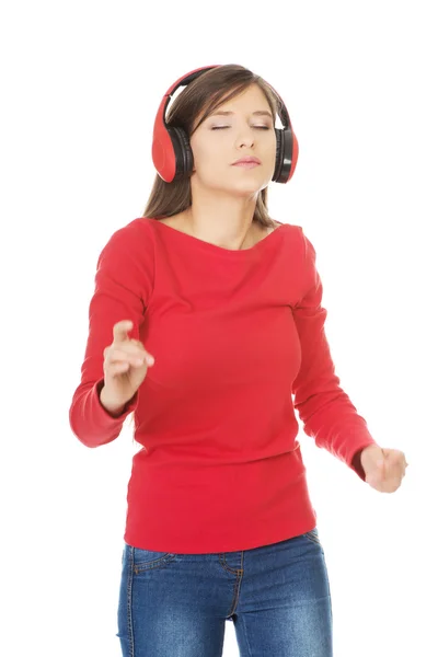 Frau mit Kopfhörer hört Musik. — Stockfoto