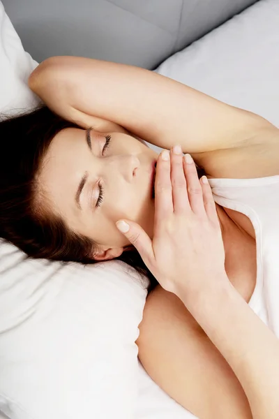 Mujer cansada y soñolienta despertando . — Foto de Stock