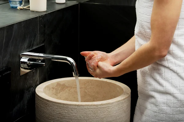 Frau putzt ihre Hände. — Stockfoto