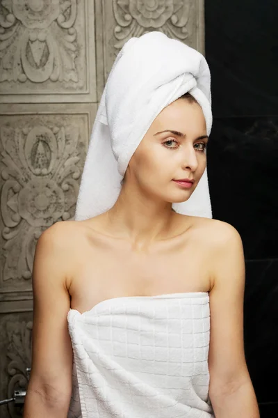 Natural beautiful woman in bathroom. — Stock Photo, Image