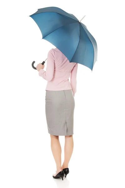 ビジネスの女性は、青い傘を保持しています。. — ストック写真