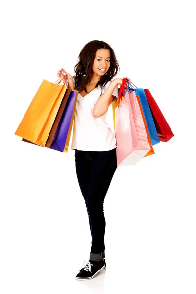 Gelukkig lachende vrouw met shopping tassen. — Stockfoto