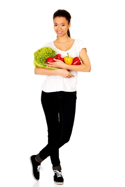 Молода жінка з овочами . — стокове фото