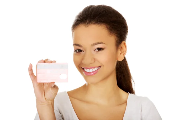 Happy woman holding a credit card. — Stock Photo, Image