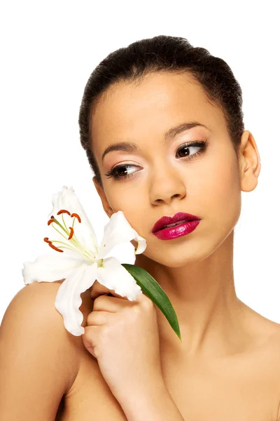 Schoonheid gezicht van vrouw met lily bloem. — Stockfoto