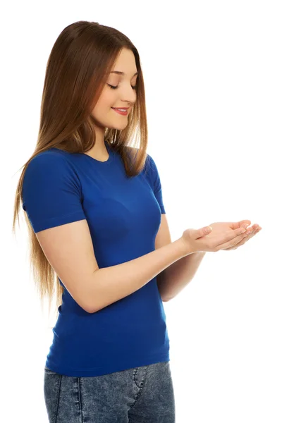 Mulher sorridente mostrando algo nas palmas das mãos . — Fotografia de Stock