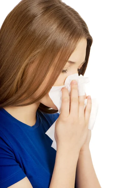 Jonge vrouw met behulp van een weefsel. — Stockfoto