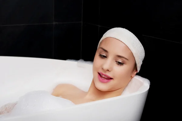 Mujer de baño relajante en el baño . — Foto de Stock